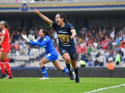 La futbolista Dania Padilla, jugadora de Pumas, celebra un gol el pasado 16 de septiembre, en Ciudad de México.