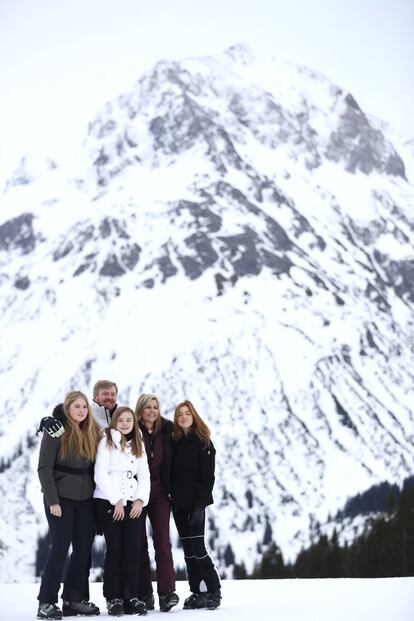 Los reyes de Holanda, con sus tres hijas en Lech durante las ya tradicionales vacaciones de invierno.