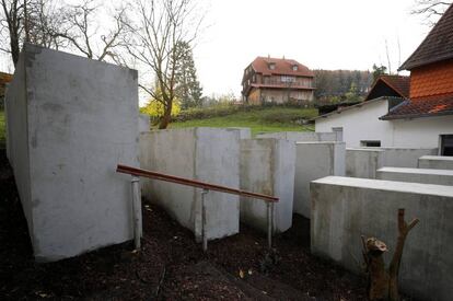 Una parte de la réplica del monumento al Holocausto de Berlín construido cerca de la vivienda del político Bjoern Hoecke, del partido Alternativa por Alemania, en Bornhagen.