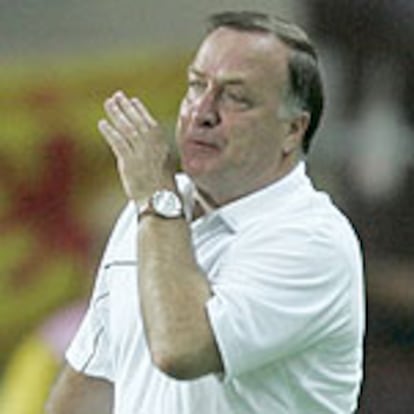 Dick Advocaat, dando órdenes desde la banda.