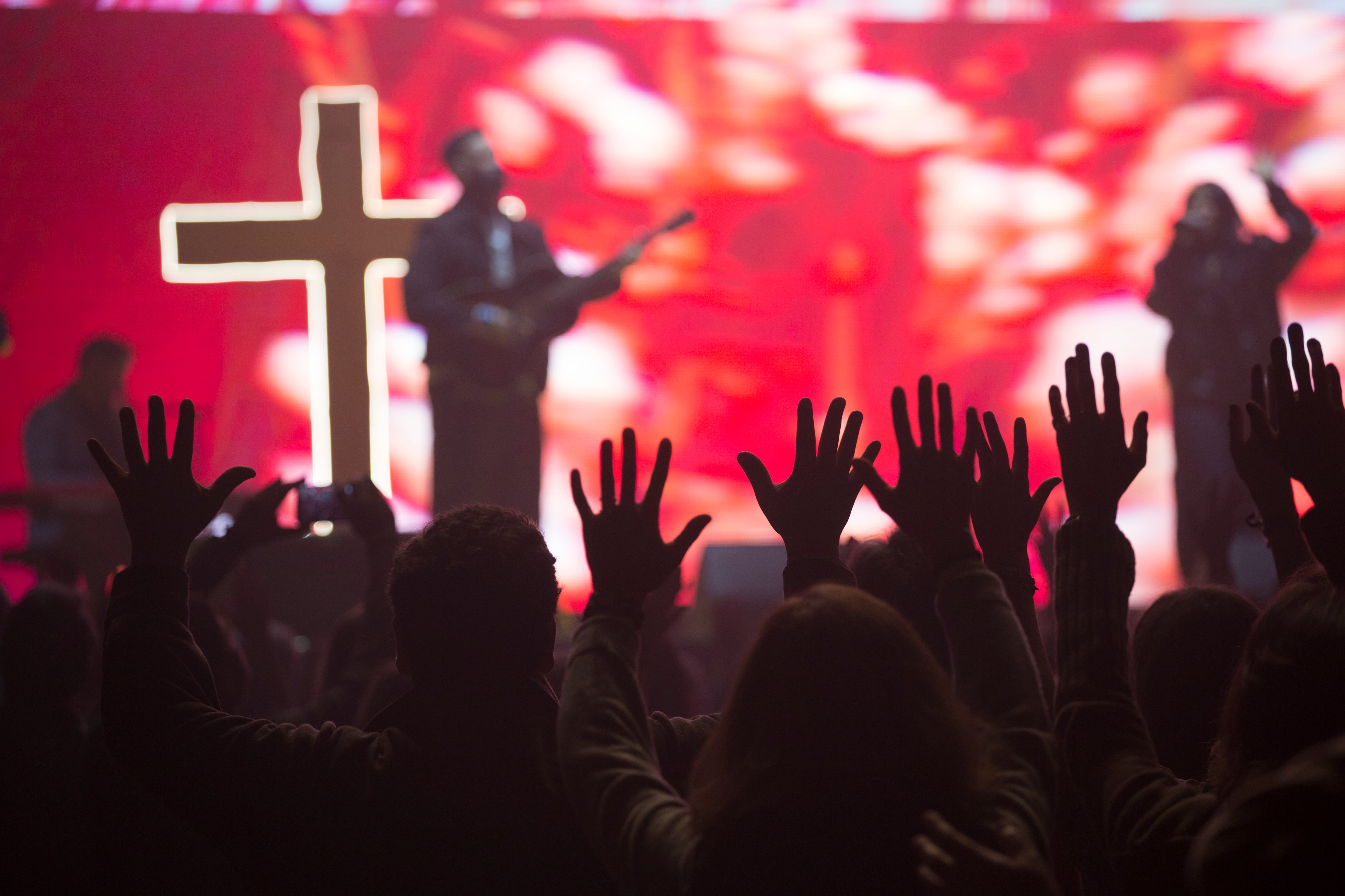 El público alza las manos durante la actuación del grupo Hillsong España en el evento Llamados. Unidos hacia 2033, celebrado este lunes en el Movistar Arena.