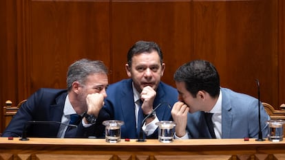 El primer ministro de Portugal, Luís Montenegro, entre los ministros de Asuntos Parlamentarios, Pedro Duarte, a la izquierda, y el titular de la Presidencia, António Leitão Amaro, en la Asamblea de la República, en Lisboa.