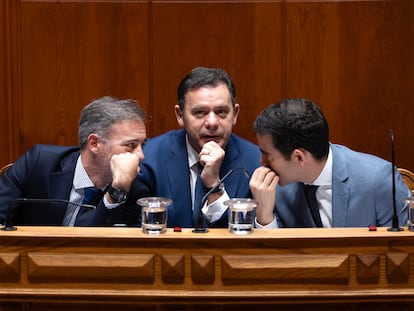 El primer ministro de Portugal, Luís Montenegro, entre los ministros de Asuntos Parlamentarios, Pedro Duarte, a la izquierda, y el titular de la Presidencia, António Leitão Amaro, en la Asamblea de la República, en Lisboa.