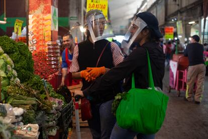 Mujeres realizando sus compras en la Central de Abastos.