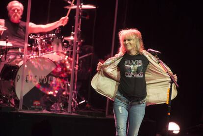 Chrissie Hynde, de The Pretenders, en su actuaci&oacute;n en el Teatro Real. Al fondo, Martin Chambers.