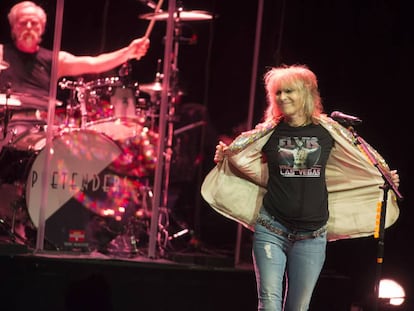 Chrissie Hynde, de The Pretenders, en su actuaci&oacute;n en el Teatro Real. Al fondo, Martin Chambers.