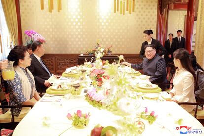 El líder de Corea del Norte, que ha aseverado que la situación ha mejorado después de que Pyongyang tomara la iniciativa para reducir las tensiones en la zona, ha manifestado que está determinado a transformar las relaciones intercoreanas haciendo uso de la reconciliación y la cooperación. En la imagen, el líder norcoreano Kim Jong Un y su mujer Ri Sol Ju junto con el presidente chino Xi Jinping y su mujer Peng Liyuan durante el encuentro.