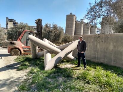 El comisario y crítico Miguel Cereceda en 2021, al momento de encontrar la escultura 'Triple ángulo cilíndrico'.