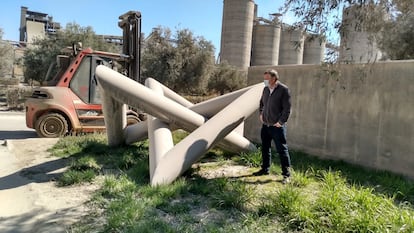 El comisario y crítico Miguel Cereceda en 2021, al momento de encontrar la escultura 'Triple ángulo cilíndrico'.