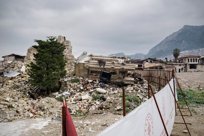 La iglesia ortodoxa de San Pedro y San Pablo de Antioquía en ruinas un año después del terremoto que sacudió el sur de Turquía y el norte de Siria