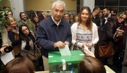 El candidato del PP a la Presidencia de la Junta de Andalucía, Javier Arenas, junto a su hija Marta, vota en un colegio electoral de Sevilla en los comicios autonómicos a los que están convocados hoy, 25 de marzo de 2012, más de 6,4 millones de andaluces.