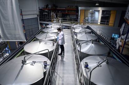 Un operario trabaja este martes en la fábrica de cervezas artesanales Arriaca, en Yunquera de Henares, Guadalajara.