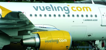 Uno de los aviones de Vueling en la pista. 