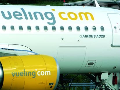 Uno de los aviones de Vueling en la pista. 