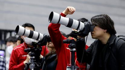 Fotógrafos prueban cámaras Canon en Yokohama, en febrero.