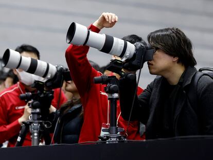 Un grupo de fotógrafos prueban cámaras Canon en Yokohama, Japón, en una imagen tomada en febrero de 2024.