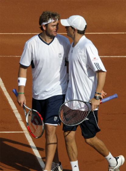 Mardy Fish, a la izquierda, con su compañero Mike Bryan.