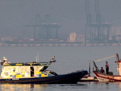 El pesquero Divina Providencia, junto a un barco de la polic&iacute;a de Gibraltar.