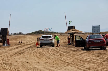 Control de acceso en la Playa del Trabucador, en el Delta del Ebro, este jueves.