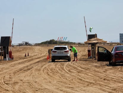 Control de acceso en la Playa del Trabucador, en el Delta del Ebro, este jueves.