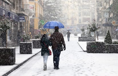 Copiosa nevada registrada en Cuenca. El temporal de nieve y viento que desde afecta a España mantiene en alerta a todas las comunidades.