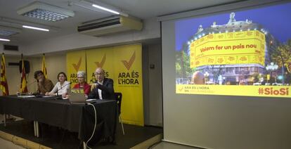 Carme Forcadell y otros dirigentes de la ANC en la presentación de la campaña para el 9-N, este viernes.