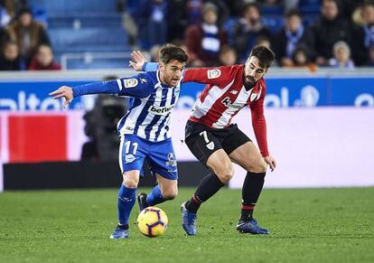 Ibai dribla a Beñat en un partido contra el Athletic.