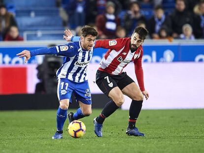 Ibai dribla a Beñat en un partido contra el Athletic.