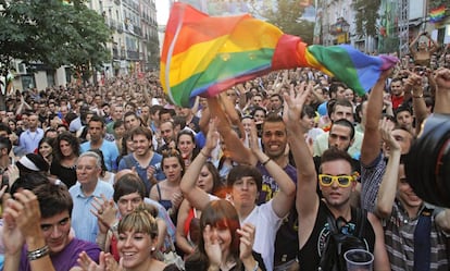 Unos asistentes del Orgullo de Madrid congregados en la Plaza de Chueca.