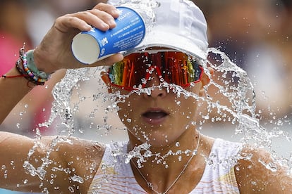 María Perez se echa por encima un vaso de agua ayer durante su carrera de marcha en el Mundial de Tokio.