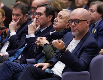 De izquierda a derecha, el presidente de CEPYME, Gerardo Cuerva, el presidente de la CEOE, Antonio Garamendi, el secretario general de UGT, Pepe Álvarez, y el secretario general de CC OO, Unai Sordo, durante el acto de presentación del acuerdo de diálogo social, el 23 de febrero.