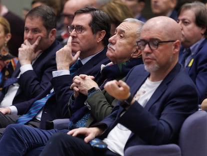 (I-D) El presidente de CEPYME, Gerardo Cuerva, el presidente de la CEOE, Antonio Garamendi, el secretario general de UGT, Pepe Álvarez, y el secretario general de CCOO, Unai Sordo.