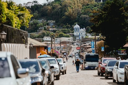 Ataco, un pueblo pintoresco de calles empedradas y casas de colores intensos en El Salvador.
