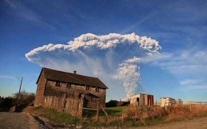 La espesa nube de cenizas y humo se eleva varios kilómetros hacia el cielo.