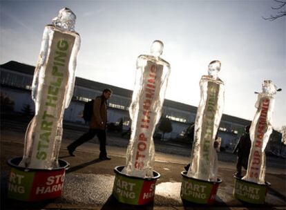 Instalación de esculturas de hielo que llaman a luchar contra el cambio climático en Poznan.