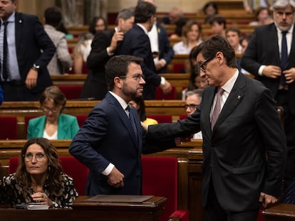 Pere Aragonès (ERC) conversa con Salvador Illa (PSC), durante la segunda jornada del debate de política general en el Parlamento catalán, en septiembre.