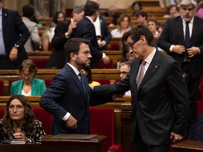 Pere Aragonès (ERC) conversa con Salvador Illa (PSC), durante la segunda jornada del debate de política general en el Parlamento catalán, en septiembre.