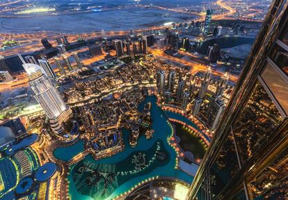 Vistas de Dubái desde lo alto del Burj Khalifa, el rascacielos más alto del mundo.