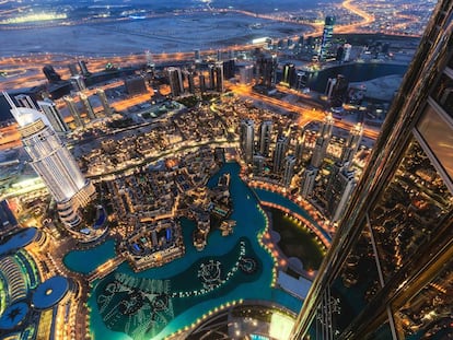 Vistas de Dubái desde lo alto del Burj Khalifa, el rascacielos más alto del mundo.