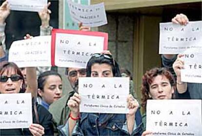 Miembros de la Plataforma Cívica de Catadau, opuesta a la térmica, ayer en Valencia.