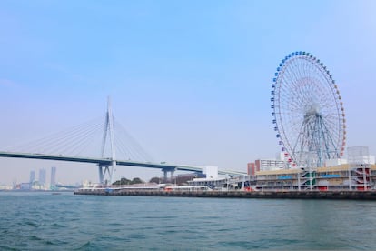 Una de las mejores vistas de Osaka se obtiene desde las cabinas de la Tempozan Giant Ferris Wheel, a 112,5 metros del suelo. Situada en Hankyu Entertainment Park (HEP Five), la noria tiene 60 cabinas y lleva en funcionamiento desde 1997. El trayecto circular (de 15 minutos) regala una panorámica de la bahía de Osaka, el edificio del acuario (uno de los mayores del mundo) y, si está el cielo despejado, los montes Rokkō. Una de sus particularidades es que las luces que la decorarn informan sobre el parte meteorológico para el día siguiente: naranja, soleado; verde, nubes, y azul, lluvia.