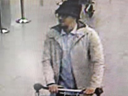 Imagen del conocido como terrorista del sombrero captada en el aeropuerto.