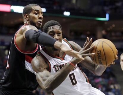 Larry Sanders, de los Milwaukee Bucks, obstaculizado por LaMarcus Aldridge