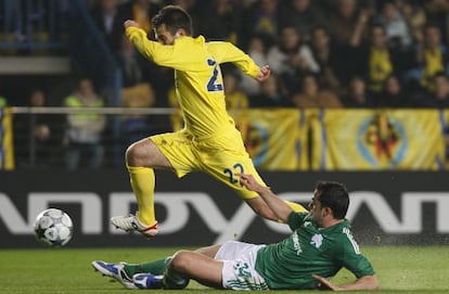 Rossi sortea a un rival del Panathinaikos en 2009.