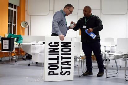 Últimos preparativos antes de la apertura de un centro de votaciones en Londres (Reino Unido).