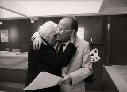 Dolores Ib&aacute;rruri y Santiago Carrillo tras una reuni&oacute;n del Partido Comunista en 1982. 