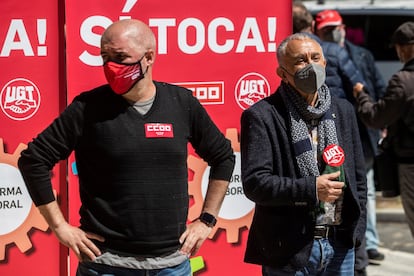 Los Secretarios Generales de UGT y CCOO, Pepe Álvarez (d) y Unai Sordo