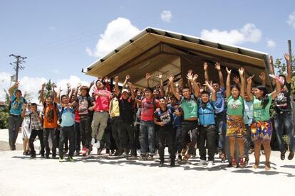 Estudiantes de distintos grupos étnicos jalean la apertura del parque educativo el día de su inauguración