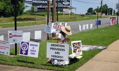 Jeanne Paxon, rezando el pasado viernes ante el Centro de Servicios Sanitarios Reproductivos de Montgomery (Alabama).