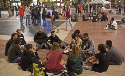 Un grupo de los j&oacute;venes concentrados en la plaza de Catalunya de Barcelona.